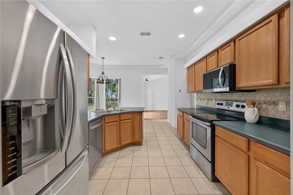 For Sale: $399,900 (3 beds, 2 baths, 1941 Square Feet)