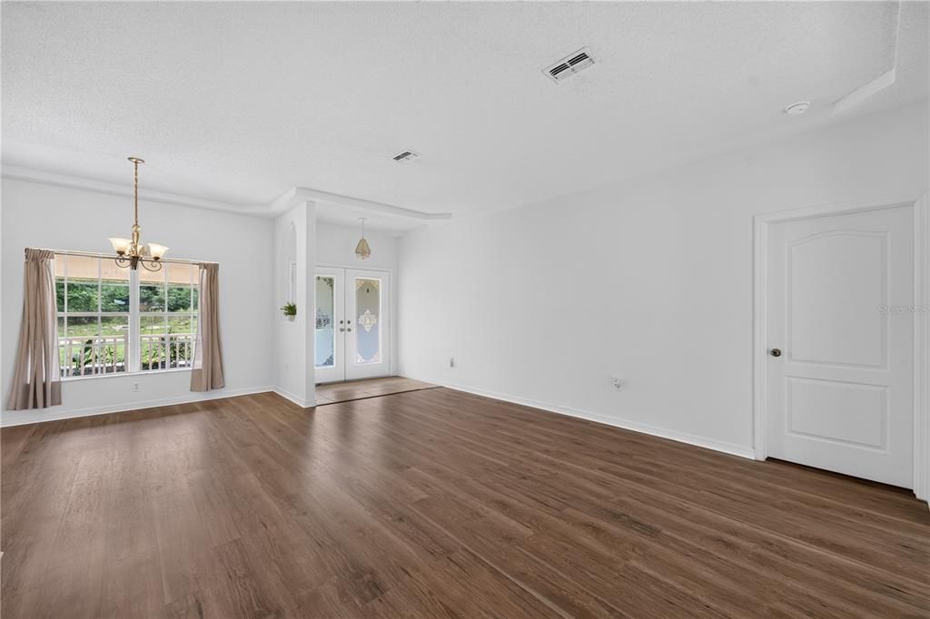 For Sale: $399,900 (3 beds, 2 baths, 1941 Square Feet)