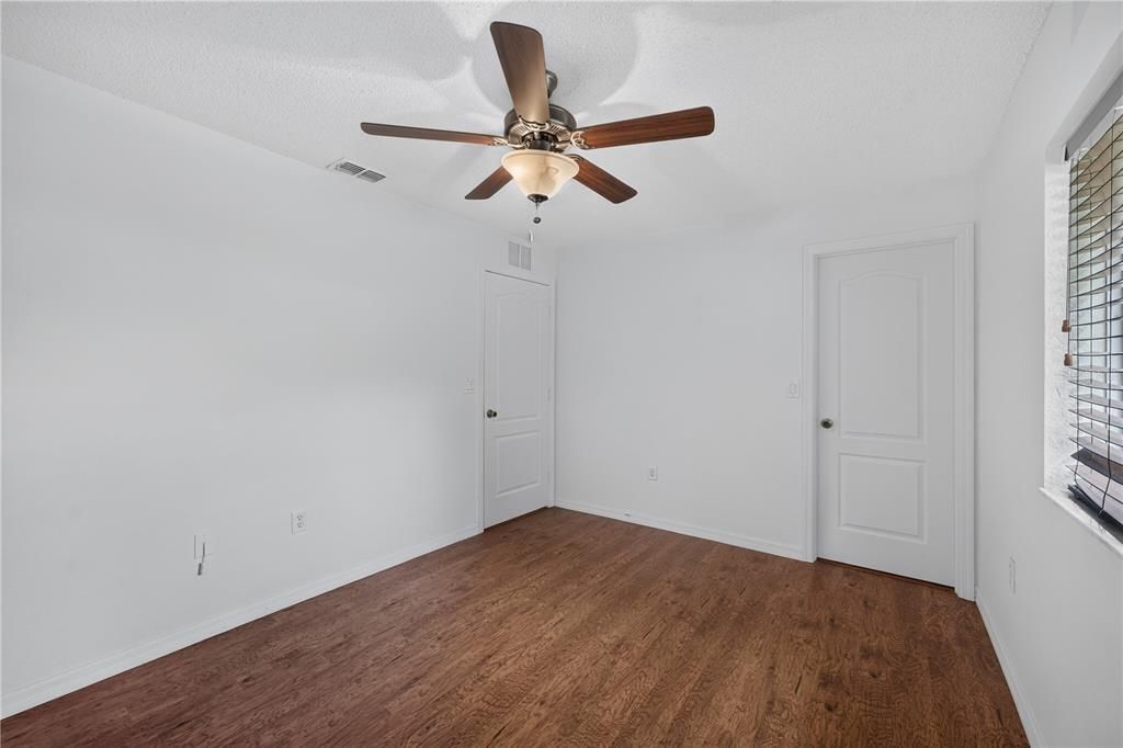 For Sale: $399,900 (3 beds, 2 baths, 1941 Square Feet)
