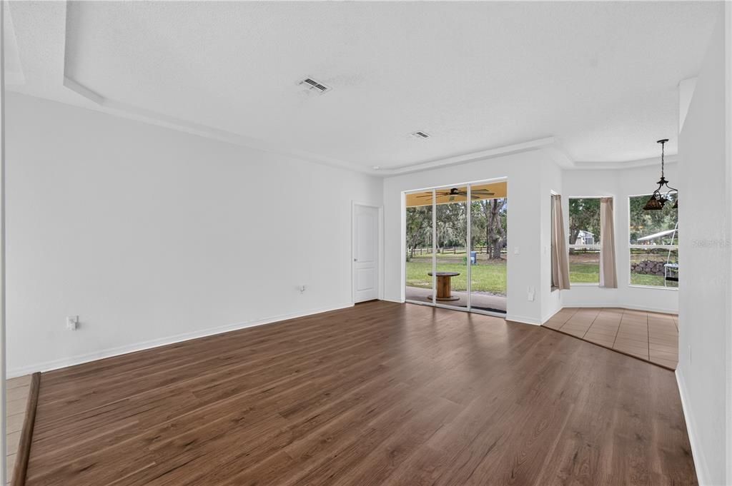 For Sale: $399,900 (3 beds, 2 baths, 1941 Square Feet)