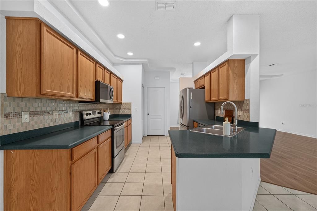 For Sale: $399,900 (3 beds, 2 baths, 1941 Square Feet)