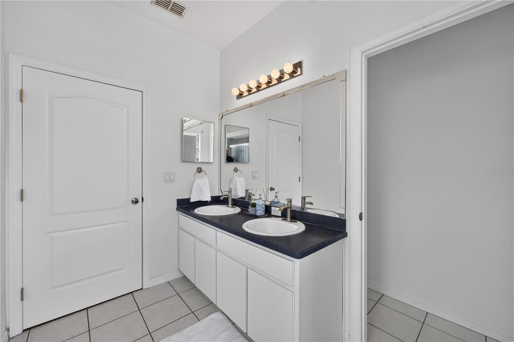 For Sale: $399,900 (3 beds, 2 baths, 1941 Square Feet)