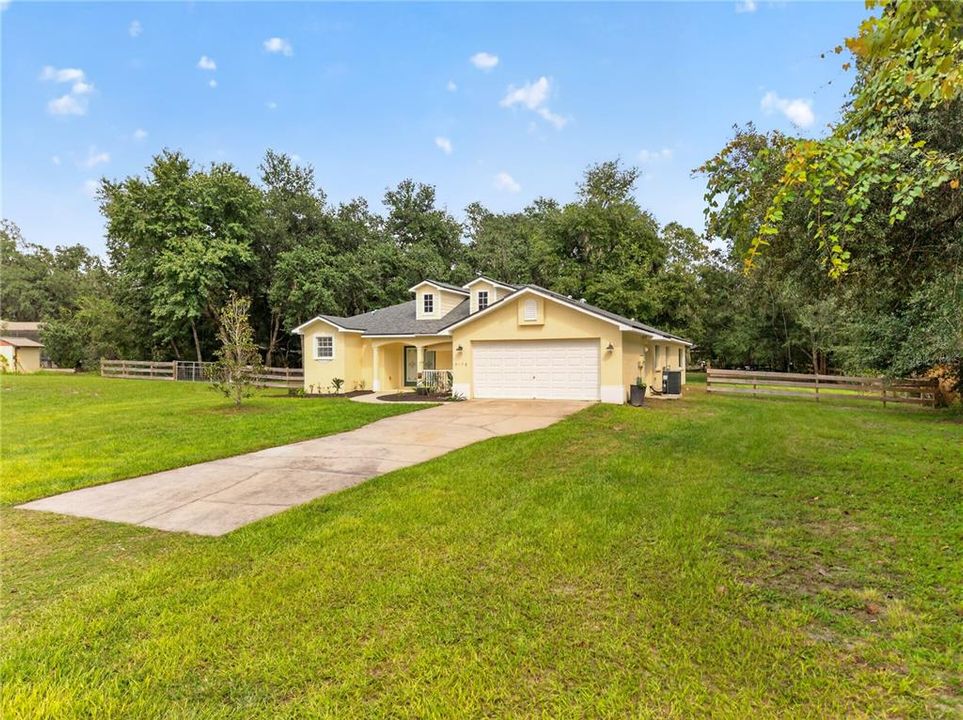 For Sale: $399,900 (3 beds, 2 baths, 1941 Square Feet)