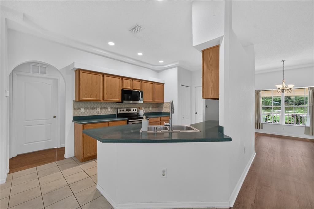 For Sale: $399,900 (3 beds, 2 baths, 1941 Square Feet)