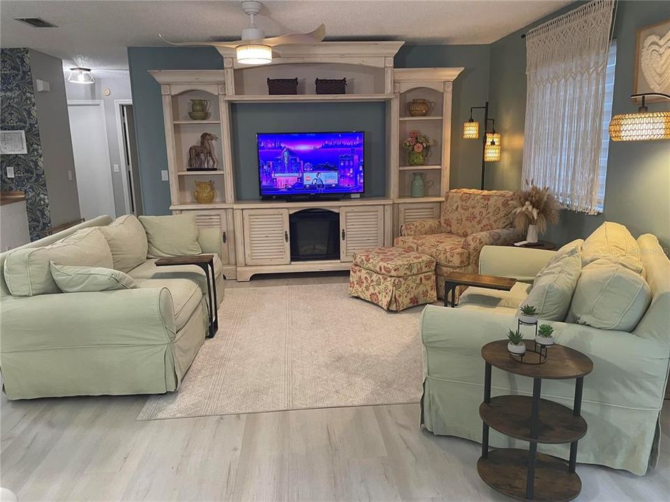 For Sale: $394,900 (2 beds, 2 baths, 1121 Square Feet)