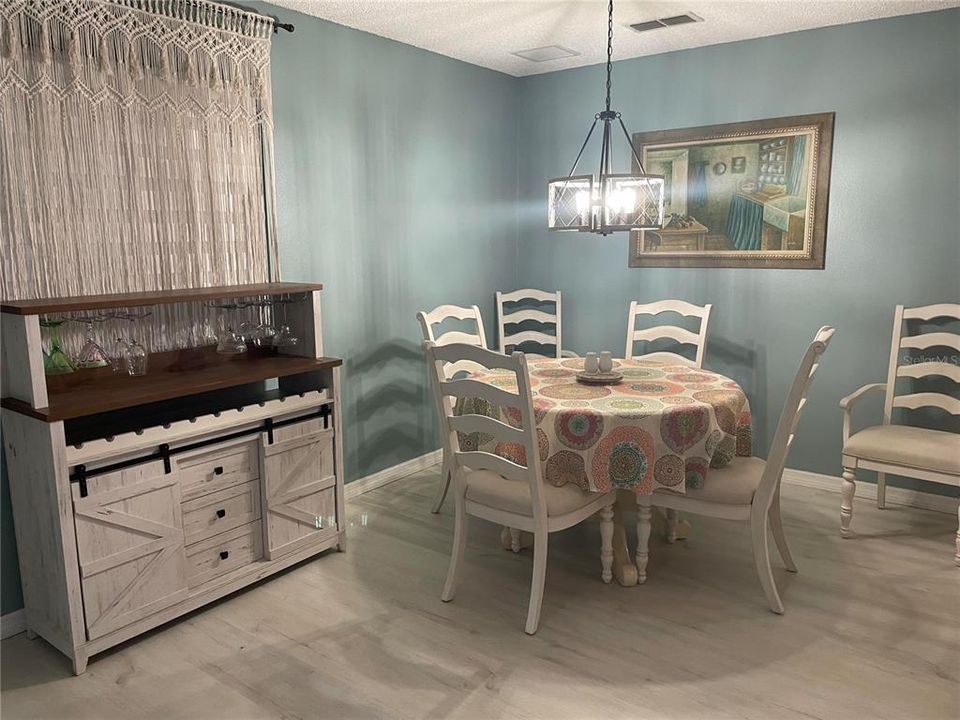 For Sale: $394,900 (2 beds, 2 baths, 1121 Square Feet)
