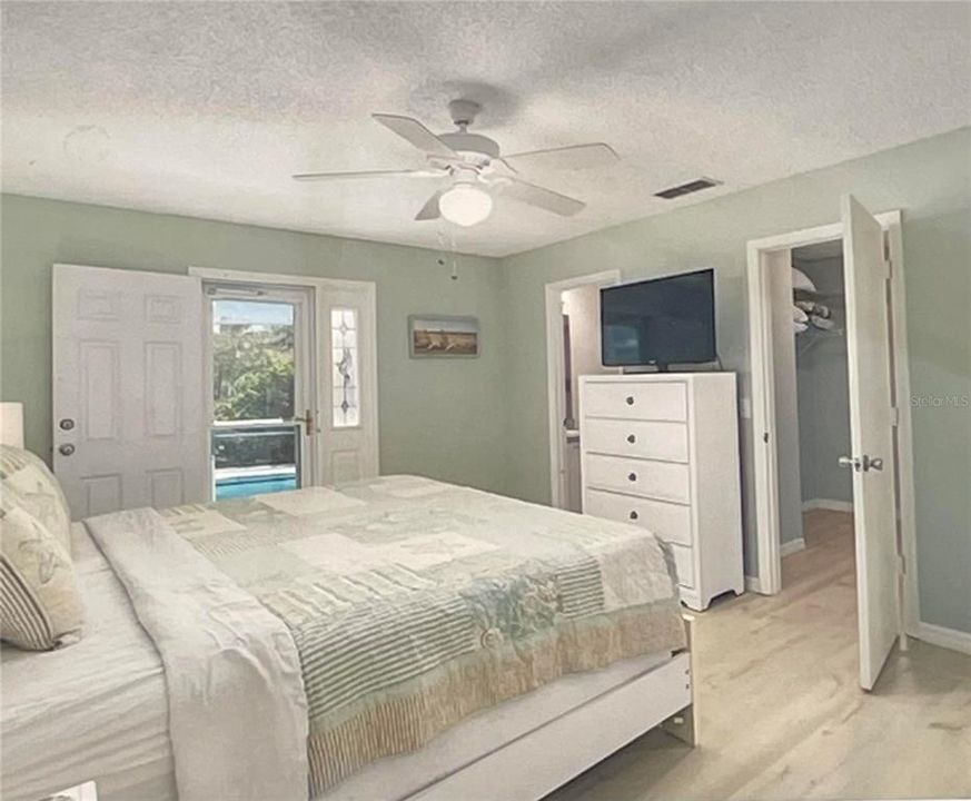 For Sale: $394,900 (2 beds, 2 baths, 1121 Square Feet)