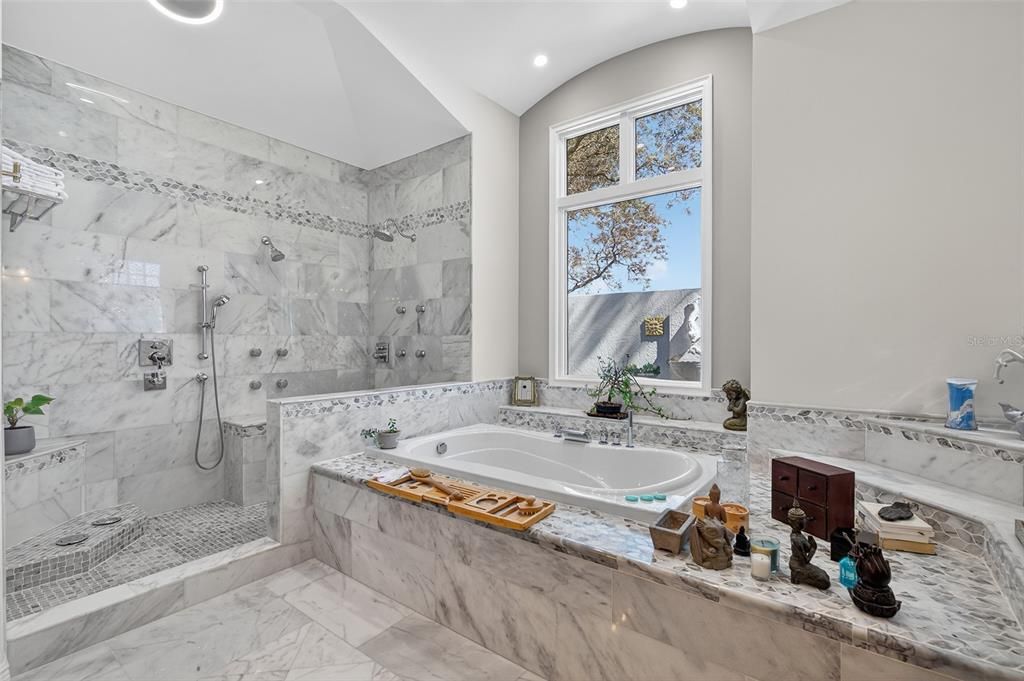Activo con contrato: $2,199,000 (4 camas, 4 baños, 4652 Pies cuadrados)