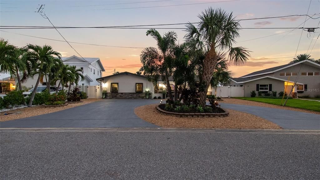 For Sale: $1,650,000 (4 beds, 2 baths, 2120 Square Feet)