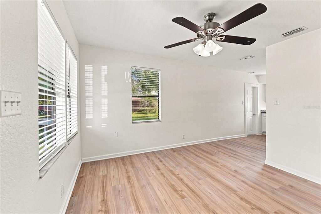 For Sale: $179,000 (2 beds, 1 baths, 576 Square Feet)