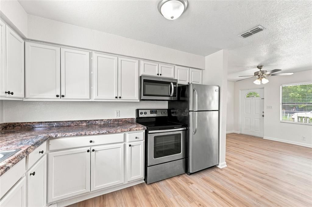 For Sale: $179,000 (2 beds, 1 baths, 576 Square Feet)