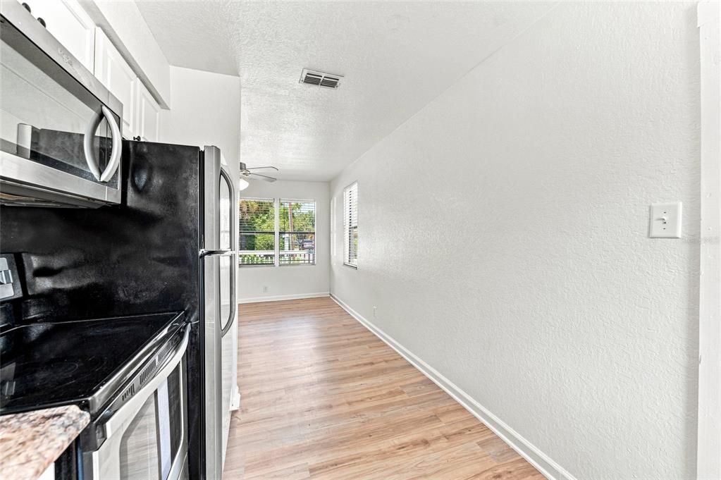 For Sale: $179,000 (2 beds, 1 baths, 576 Square Feet)