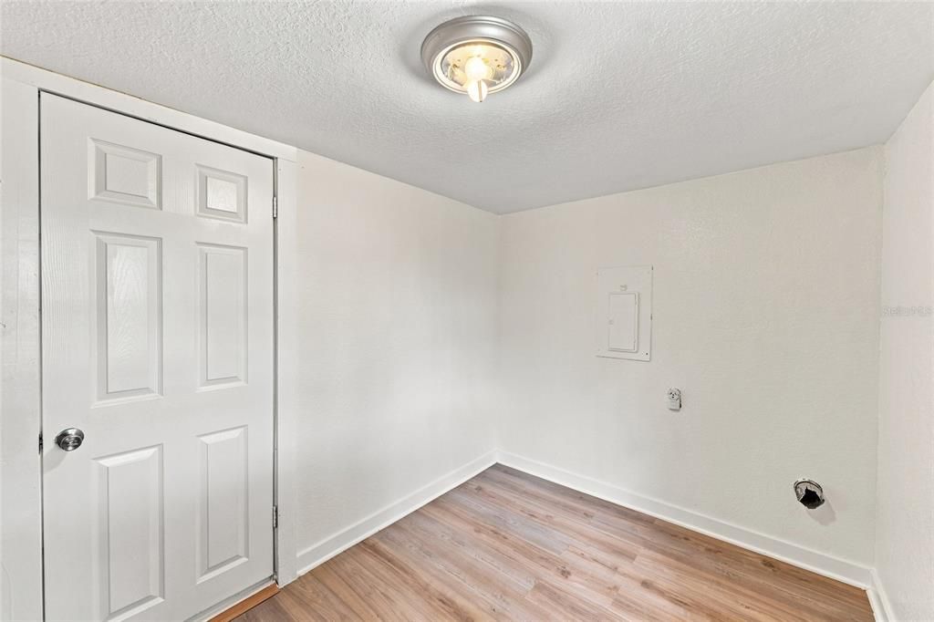 For Sale: $179,000 (2 beds, 1 baths, 576 Square Feet)