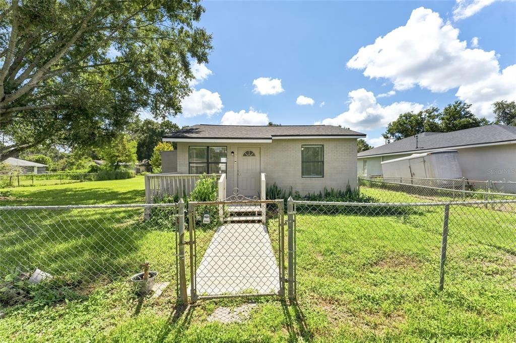 For Sale: $179,000 (2 beds, 1 baths, 576 Square Feet)
