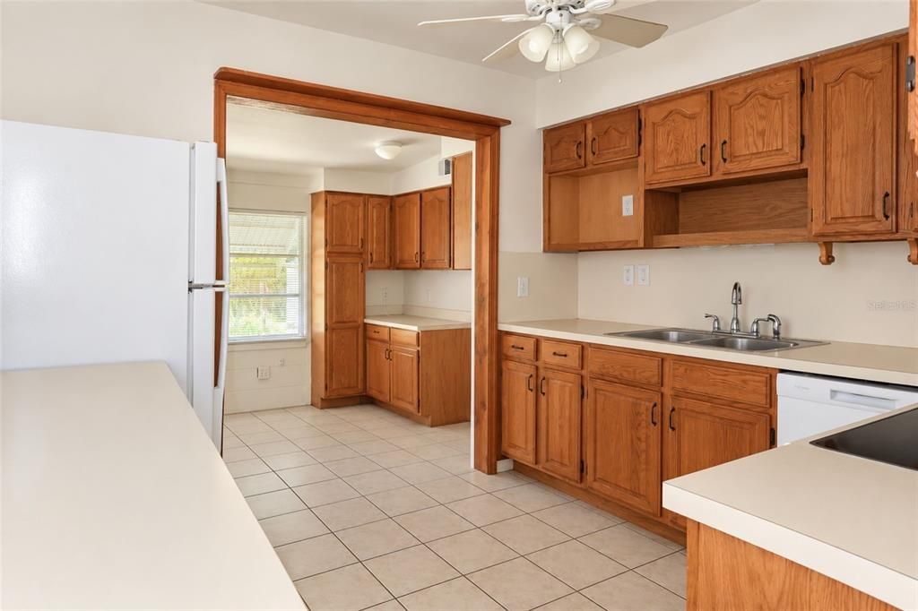 For Rent: $1,795 (2 beds, 1 baths, 772 Square Feet)