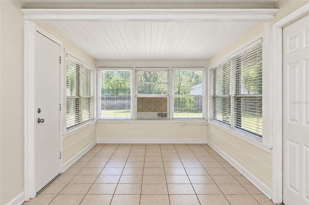 For Rent: $1,795 (2 beds, 1 baths, 772 Square Feet)