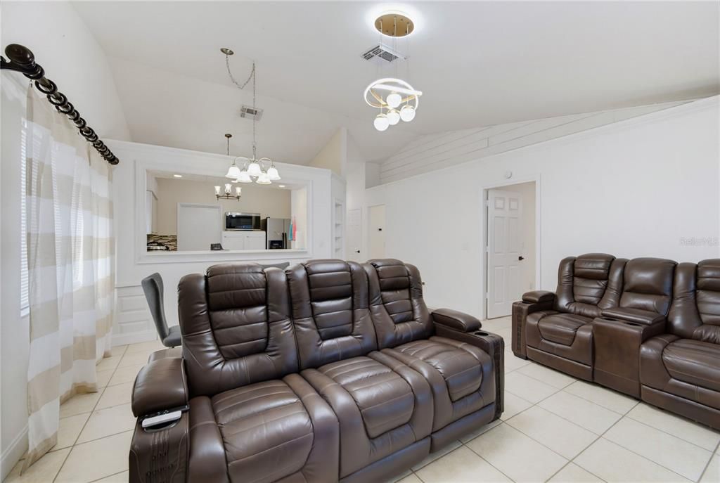 For Sale: $315,000 (2 beds, 2 baths, 981 Square Feet)