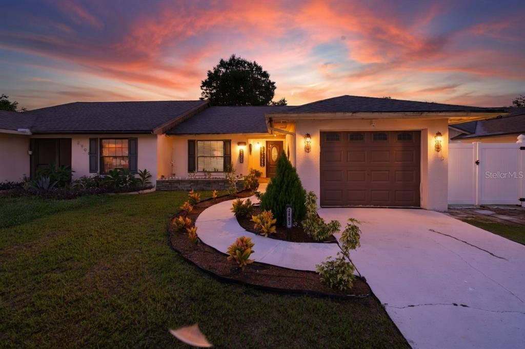 For Sale: $315,000 (2 beds, 2 baths, 981 Square Feet)