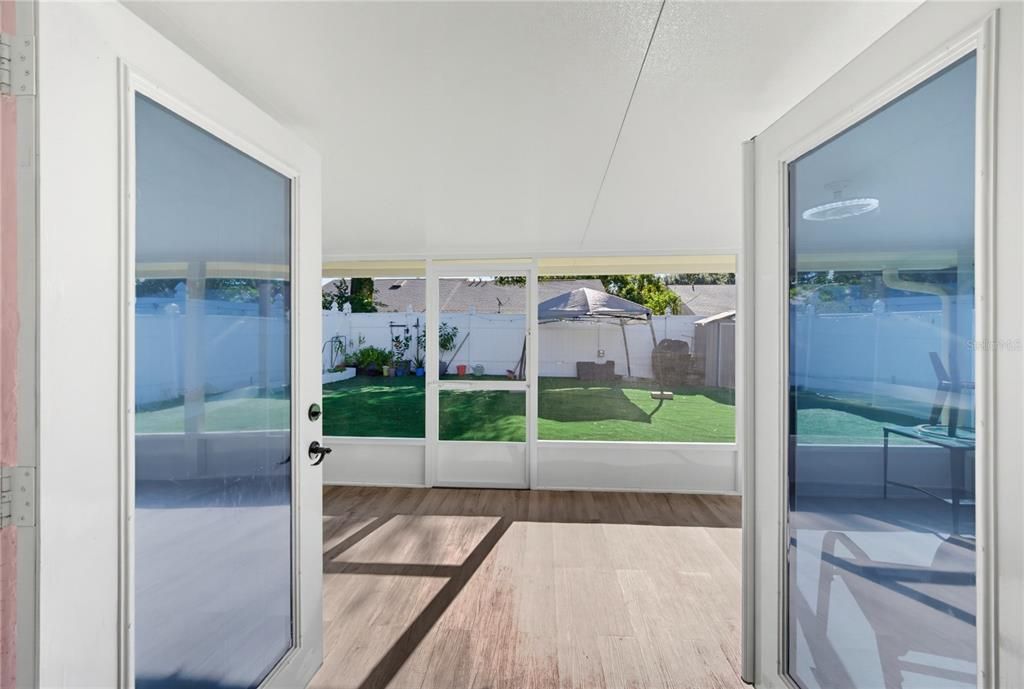 For Sale: $315,000 (2 beds, 2 baths, 981 Square Feet)