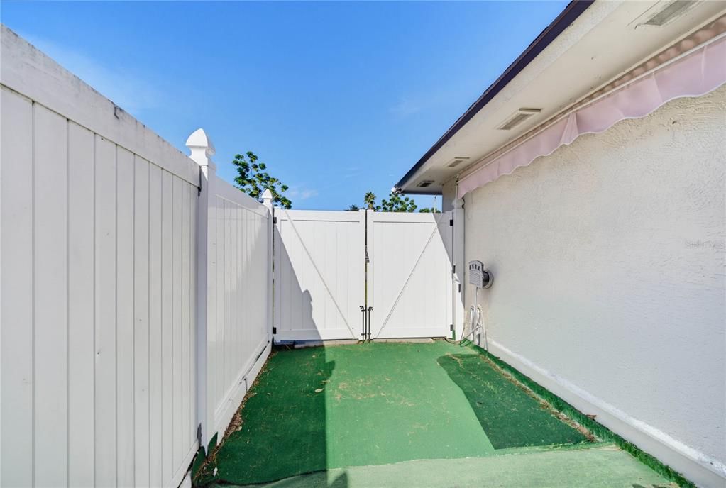 For Sale: $315,000 (2 beds, 2 baths, 981 Square Feet)