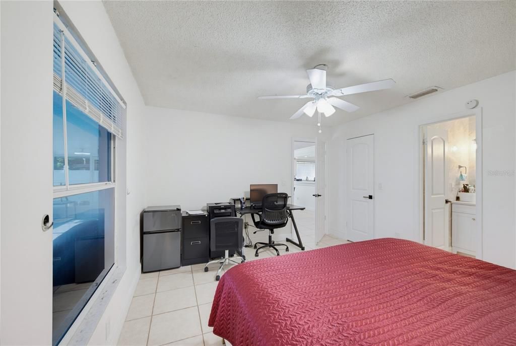 For Sale: $315,000 (2 beds, 2 baths, 981 Square Feet)