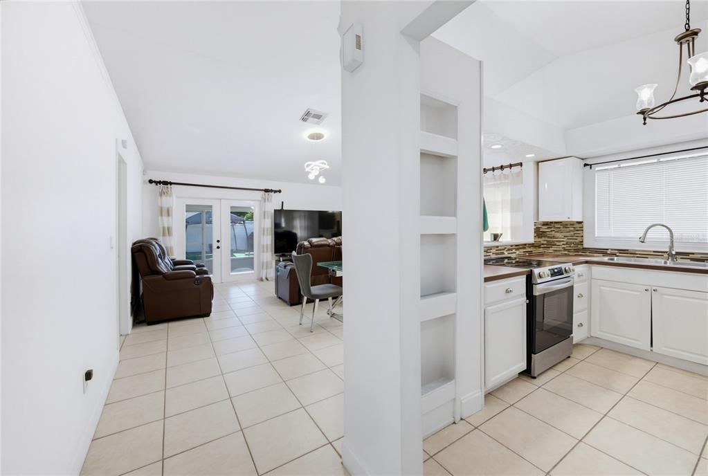 For Sale: $315,000 (2 beds, 2 baths, 981 Square Feet)