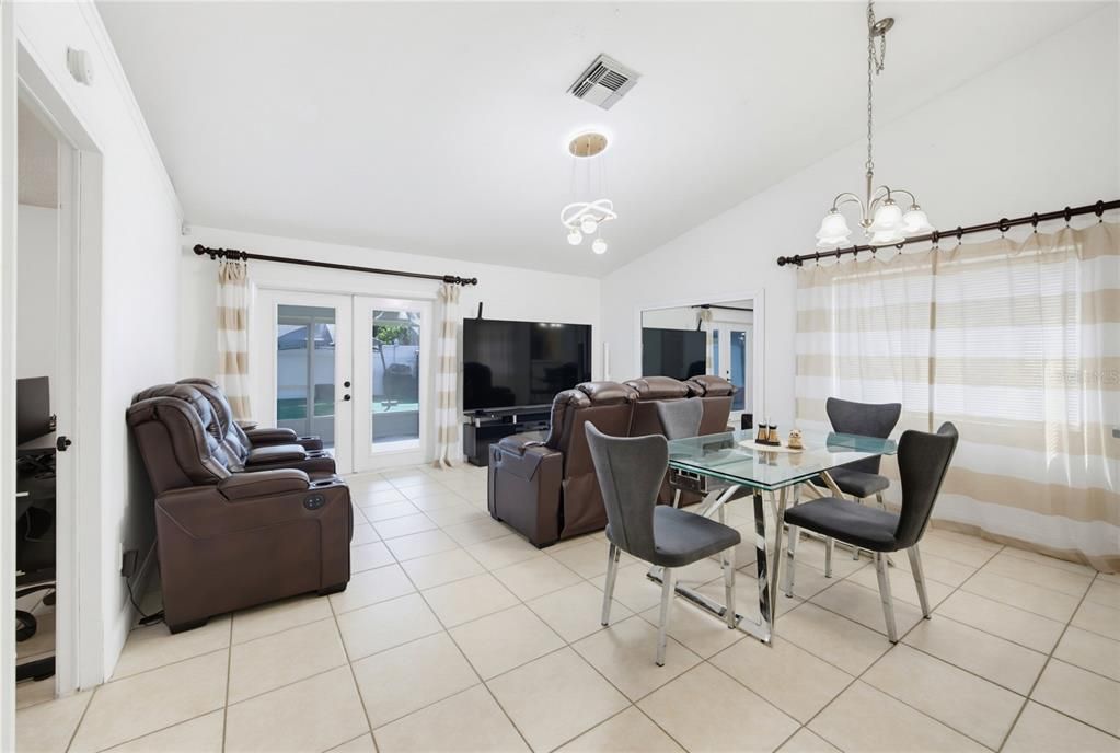 For Sale: $315,000 (2 beds, 2 baths, 981 Square Feet)