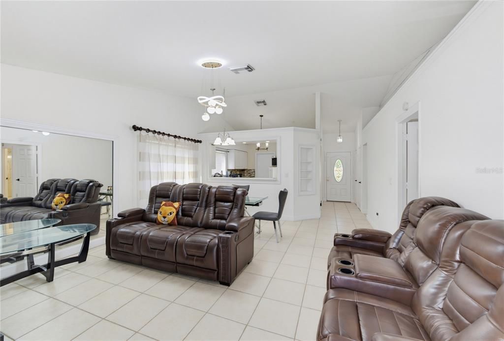 For Sale: $315,000 (2 beds, 2 baths, 981 Square Feet)