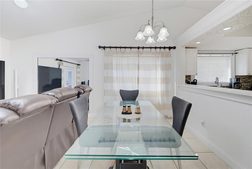 For Sale: $315,000 (2 beds, 2 baths, 981 Square Feet)