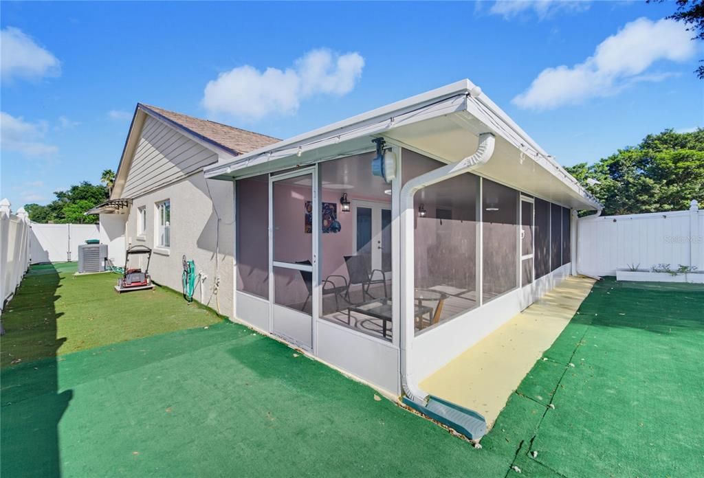 For Sale: $315,000 (2 beds, 2 baths, 981 Square Feet)