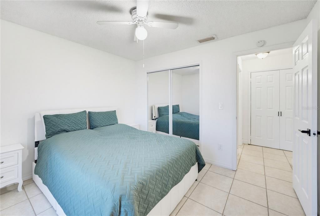 For Sale: $315,000 (2 beds, 2 baths, 981 Square Feet)
