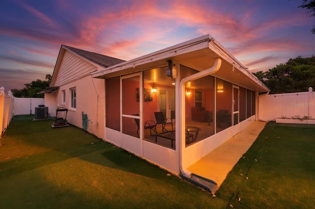 For Sale: $315,000 (2 beds, 2 baths, 981 Square Feet)