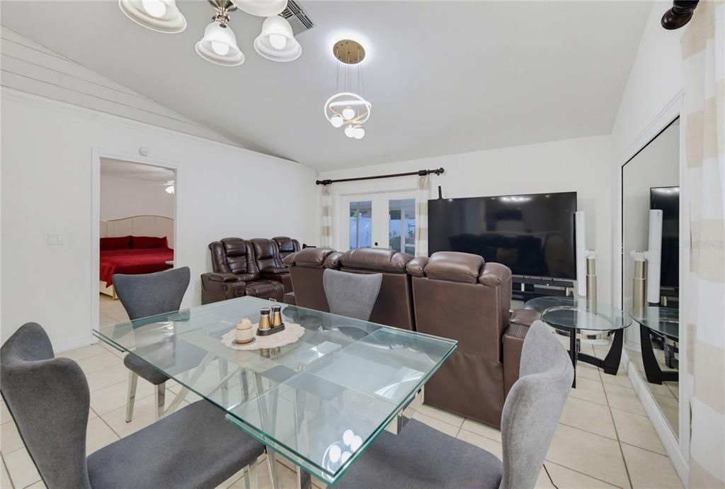 For Sale: $315,000 (2 beds, 2 baths, 981 Square Feet)