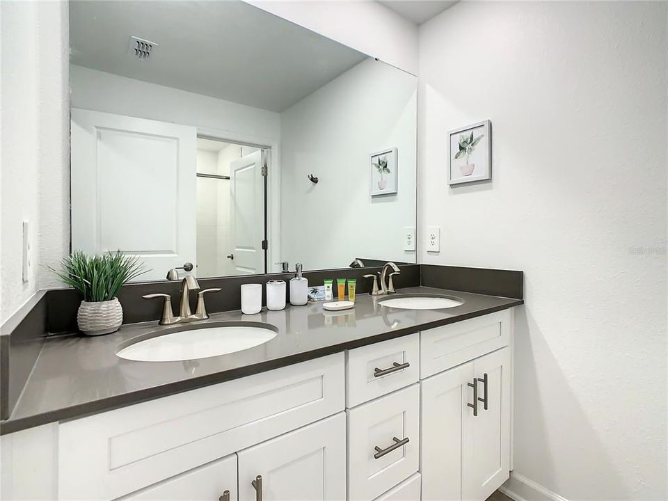 En Venta: $574,000 (4 camas, 3 baños, 1902 Pies cuadrados)