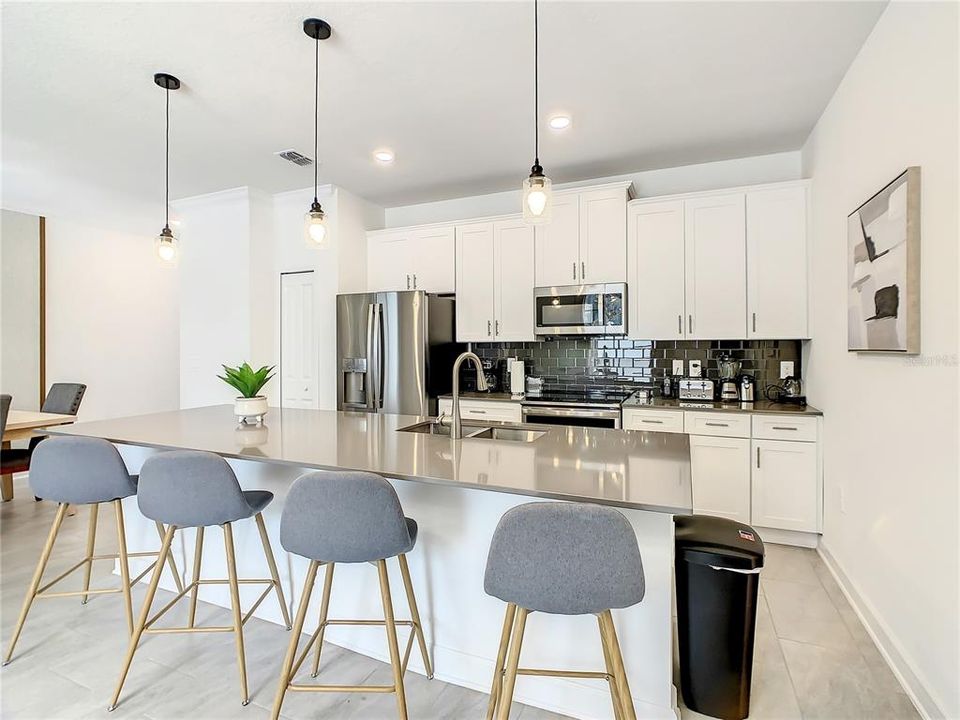 En Venta: $574,000 (4 camas, 3 baños, 1902 Pies cuadrados)