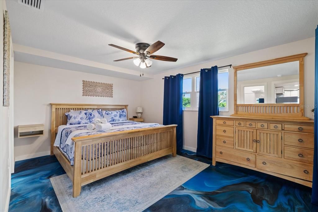 For Sale: $349,999 (2 beds, 2 baths, 1075 Square Feet)