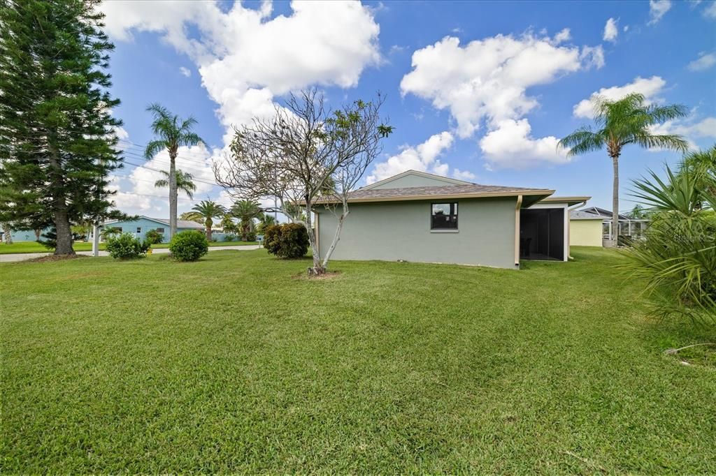 For Sale: $349,999 (2 beds, 2 baths, 1075 Square Feet)