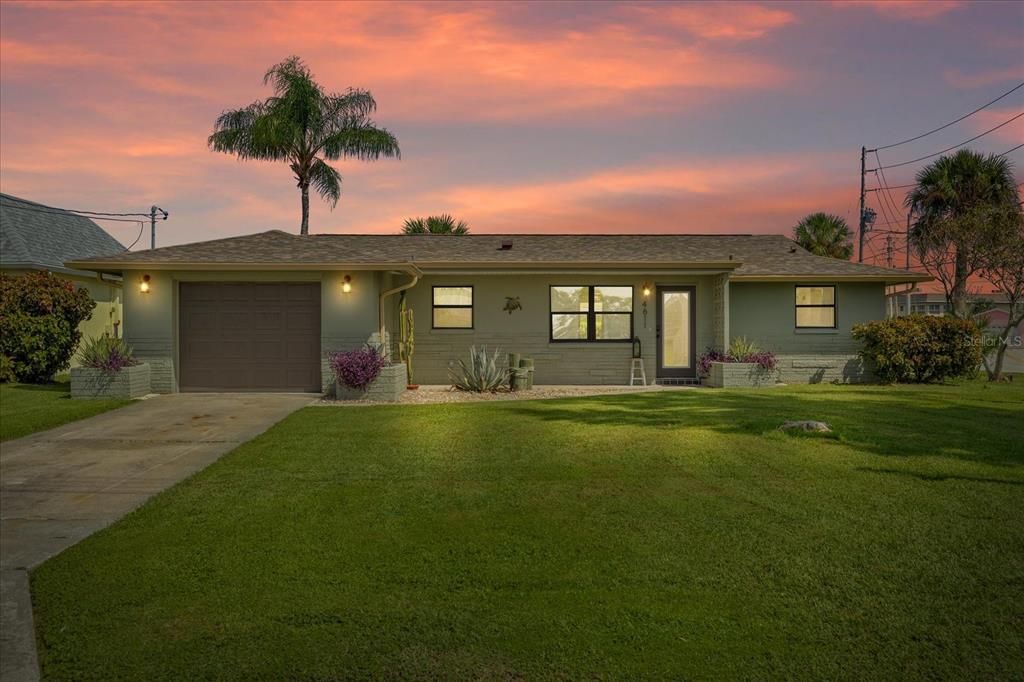 For Sale: $349,999 (2 beds, 2 baths, 1075 Square Feet)