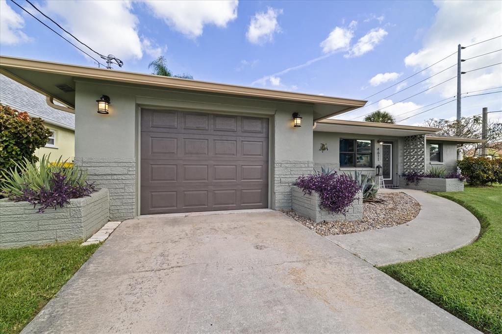 For Sale: $349,999 (2 beds, 2 baths, 1075 Square Feet)