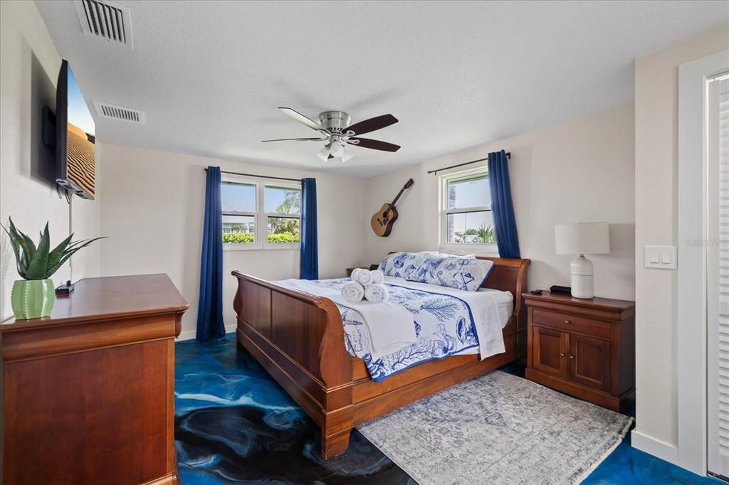 For Sale: $349,999 (2 beds, 2 baths, 1075 Square Feet)