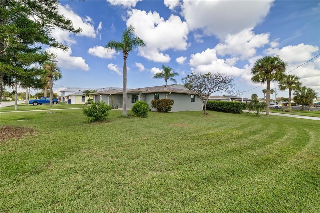 For Sale: $349,999 (2 beds, 2 baths, 1075 Square Feet)