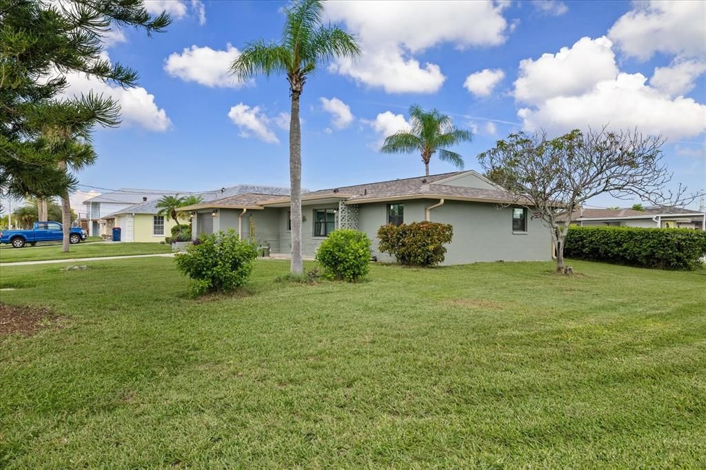 For Sale: $349,999 (2 beds, 2 baths, 1075 Square Feet)