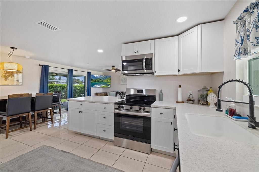 For Sale: $349,999 (2 beds, 2 baths, 1075 Square Feet)