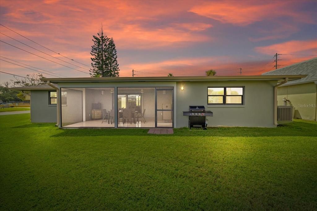 For Sale: $349,999 (2 beds, 2 baths, 1075 Square Feet)