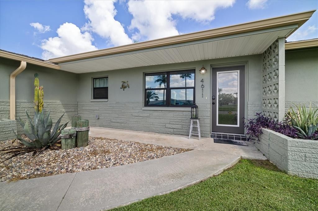 For Sale: $349,999 (2 beds, 2 baths, 1075 Square Feet)