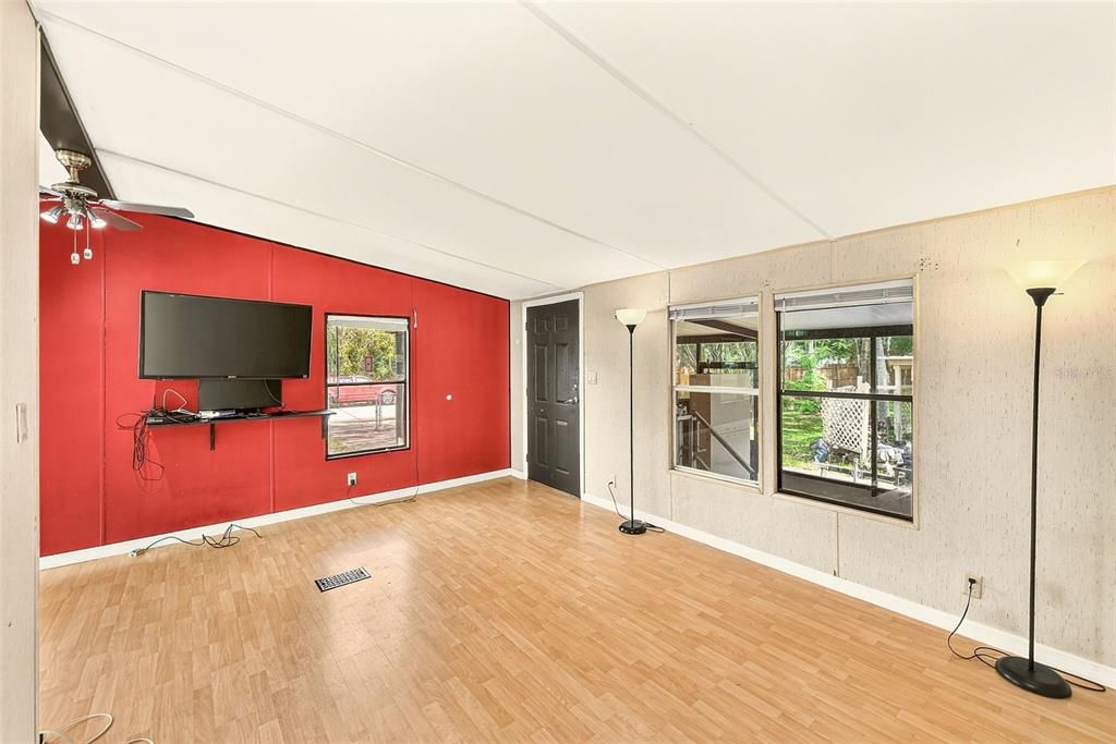 На продажу: $158,000 (2 спален, 1 ванн, 768 Квадратных фут)