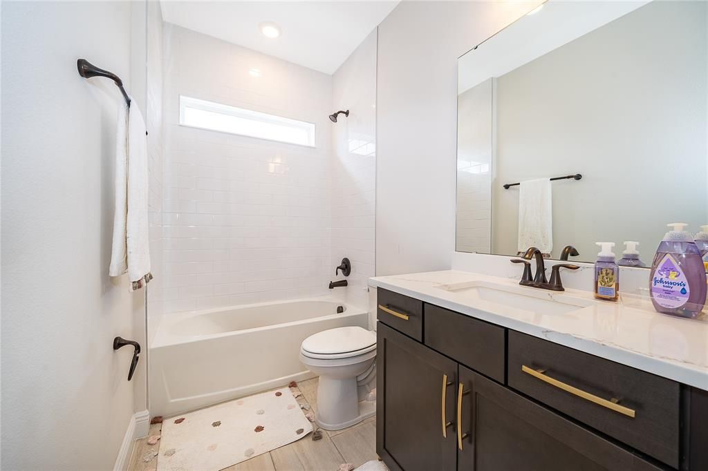 En Venta: $1,299,000 (6 camas, 5 baños, 3739 Pies cuadrados)
