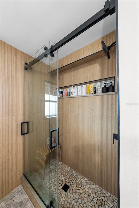 На продажу: $284,900 (2 спален, 1 ванн, 1018 Квадратных фут)