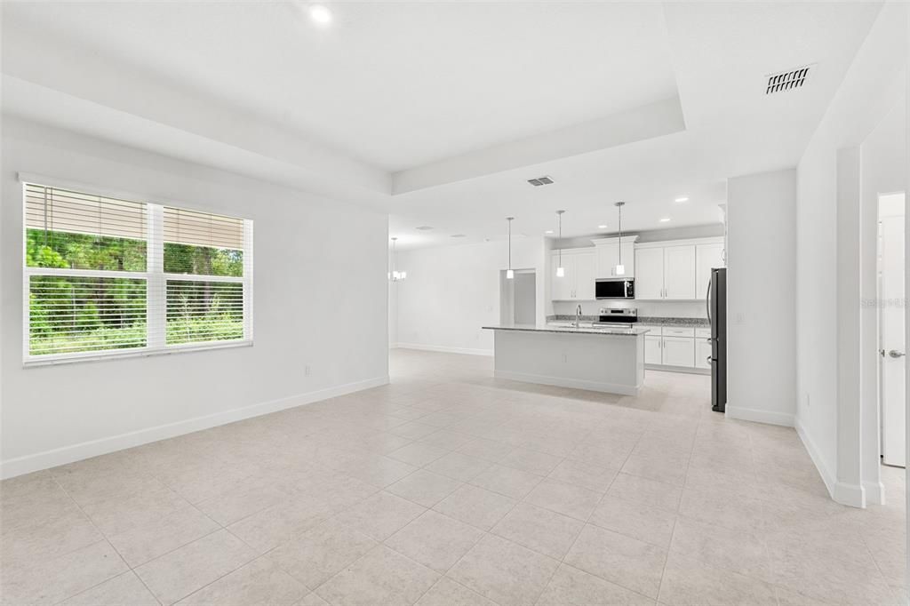 Activo con contrato: $405,500 (3 camas, 2 baños, 2148 Pies cuadrados)