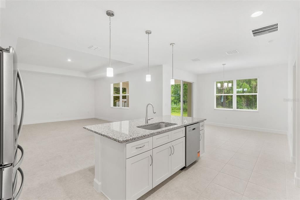 Activo con contrato: $405,500 (3 camas, 2 baños, 2148 Pies cuadrados)